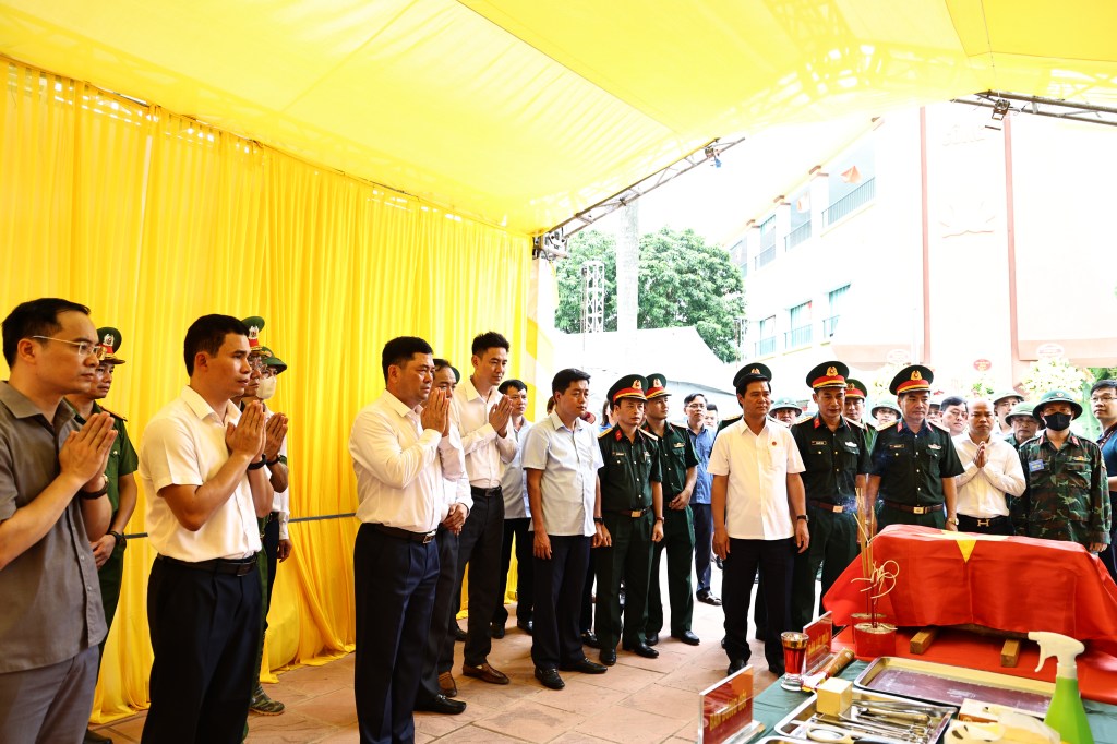 Bí thư Tỉnh ủy Nguyễn Hồng Thái kiểm tra công tác lấy mẫu hài cốt liệt sĩ tại xã Xuân&nbsp;Cẩm