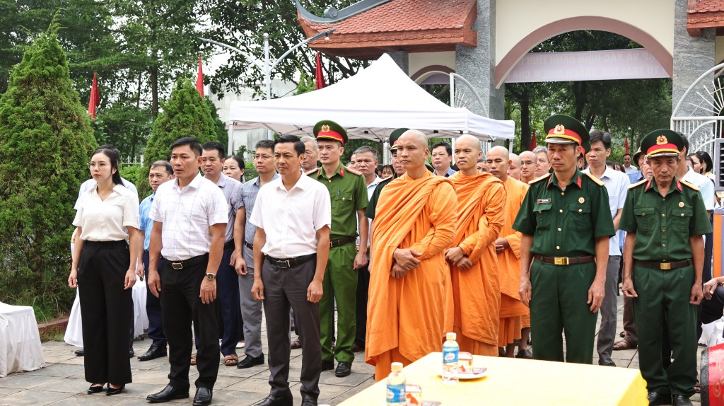Hiệp Hòa-Bắc Ninh: Tổ chức Lễ dâng hương, cầu siêu tri ân các anh hùng liệt sĩ trước khi khai quật, lấy mẫu hài cốt giám định ADN tại 4 nghĩa trang trên địa&nbsp;bàn