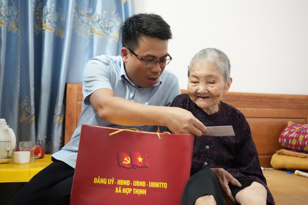 Đồng chí Nguyễn Văn Hảo thăm, tặng quà người cao tuổi trên 100&nbsp;tuổi