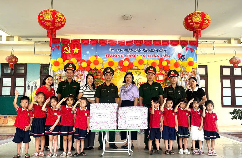 Ban CHQS xã Xuân Cẩm thăm, tặng quà thiếu nhi nhân dịp Tết Trung thu năm&nbsp;2026