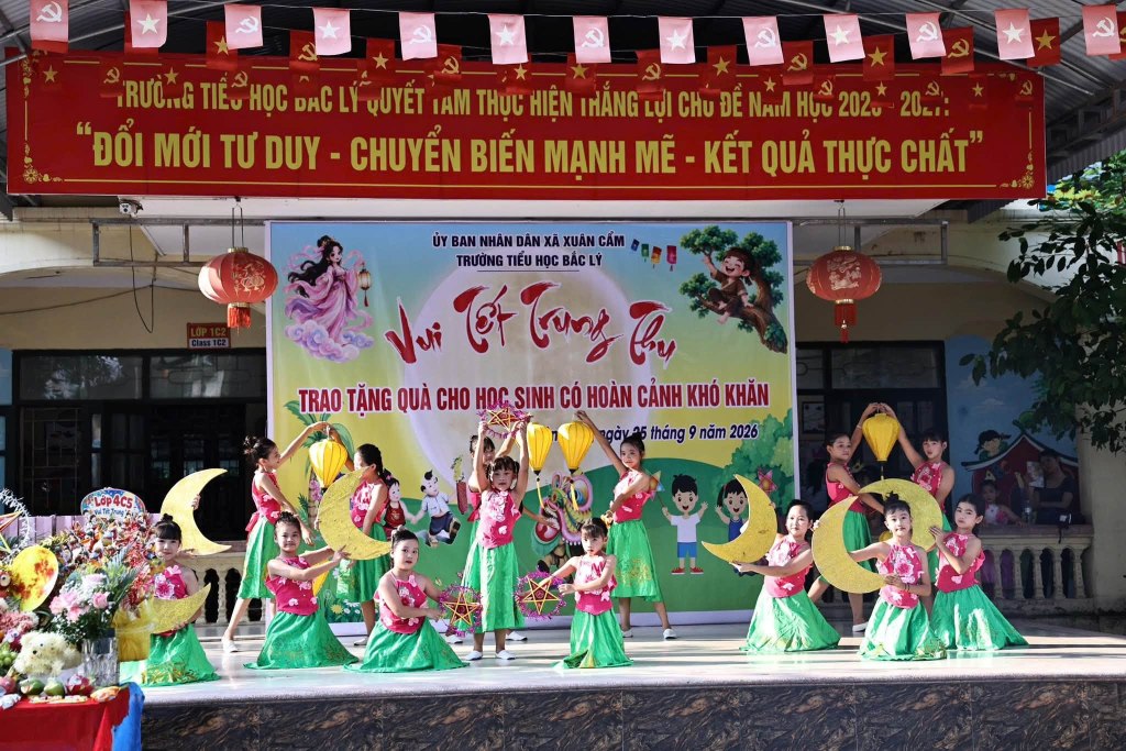 Xuân Cẩm-Trường Tiểu học Bắc Lý rộn ràng “vui Tết Trung thu- lồng đèn thắp sáng ước&nbsp;mơ”