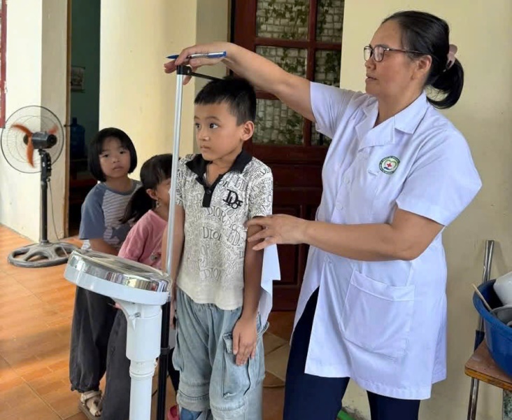 Trạm Y tế xã Hoàng Vân tổ chức khám sức khỏe cho học&nbsp;sinh